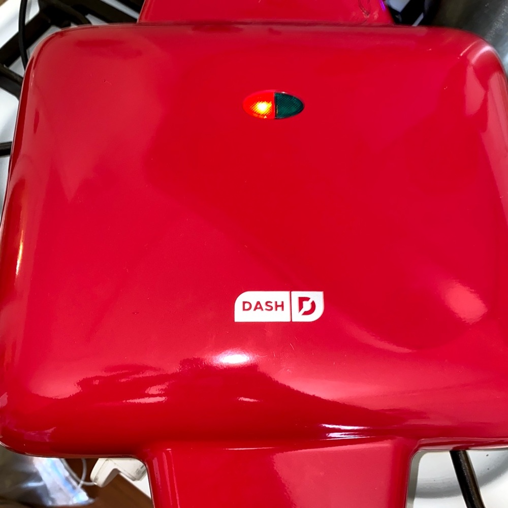 4 Slice Waffle Maker 1200 Watts Red (Small crack)